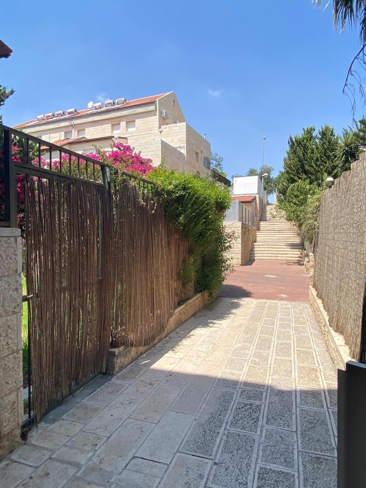 Апартаменты דירת גן מרווחת במיקום מעולה עם נטפליקס חינמי Ma'ale Adumim Экстерьер фото