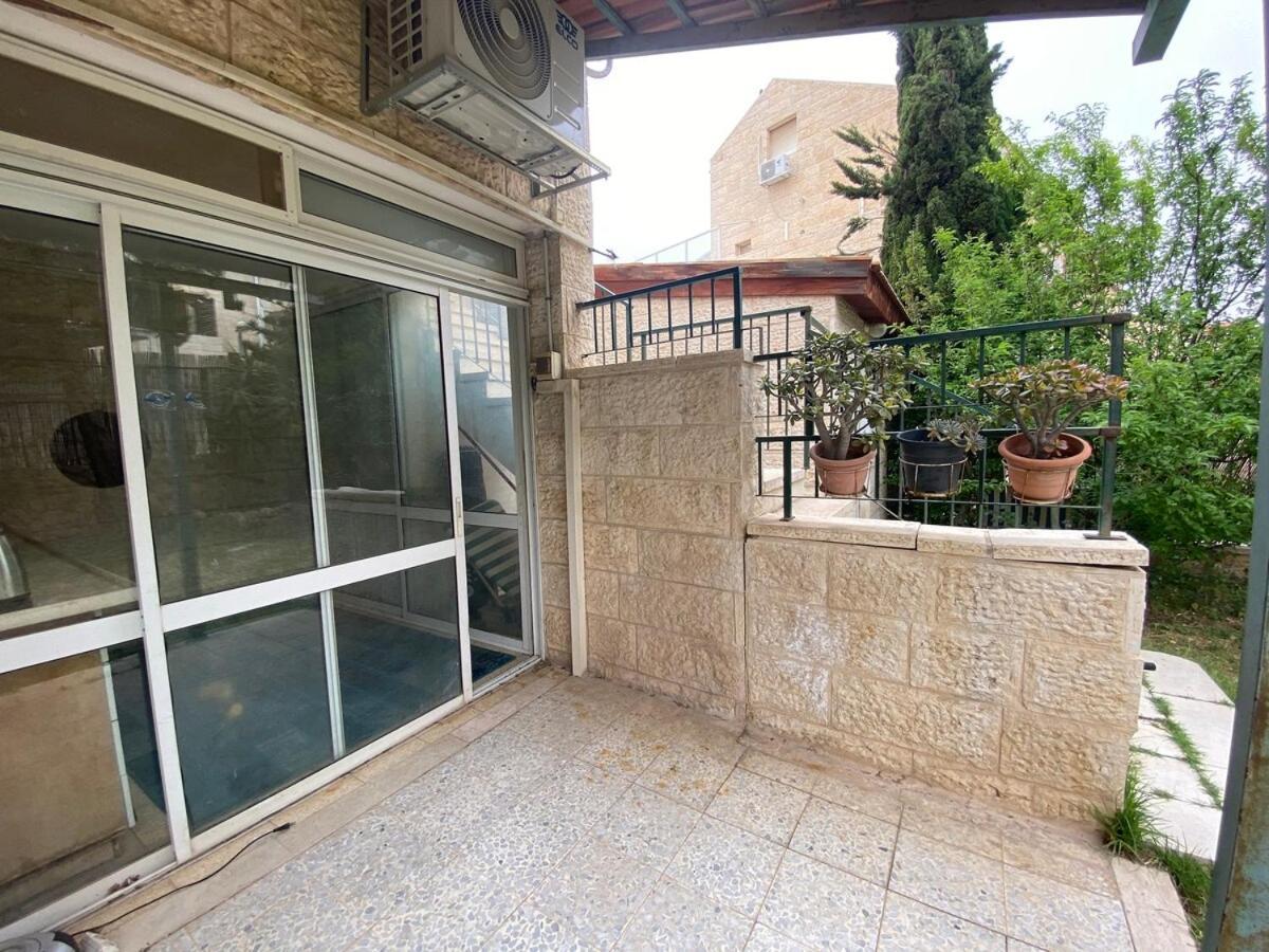 Апартаменты דירת גן מרווחת במיקום מעולה עם נטפליקס חינמי Ma'ale Adumim Экстерьер фото
